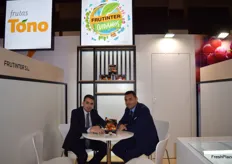 David Usó y Vicente Mingarro, en el stand de la empresa castellonense Frutinter.